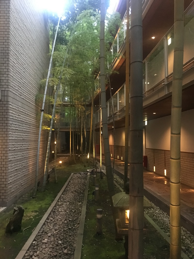 エントランスと別の建物の和室へ案内される