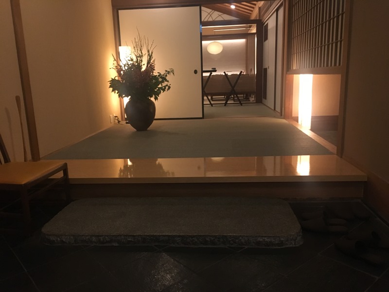 界箱根の食堂の入り口もキレイ